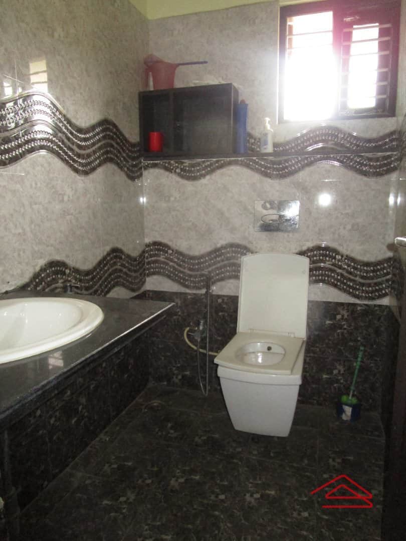 Sub Unit : bathrooms 4