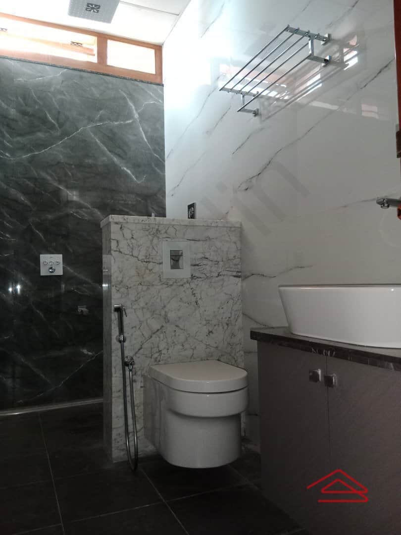 Sub Unit : bathrooms 4