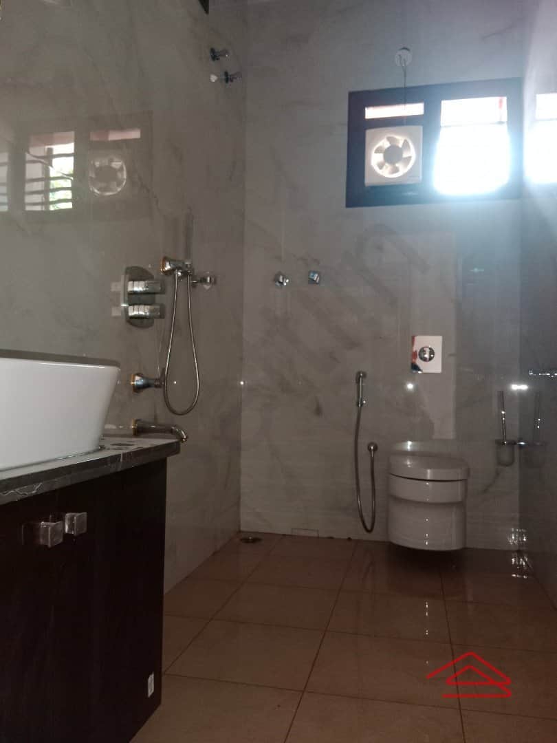 Sub Unit : bathrooms 2