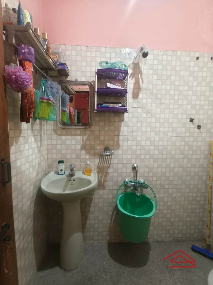 bathrooms-jbJr.jpg