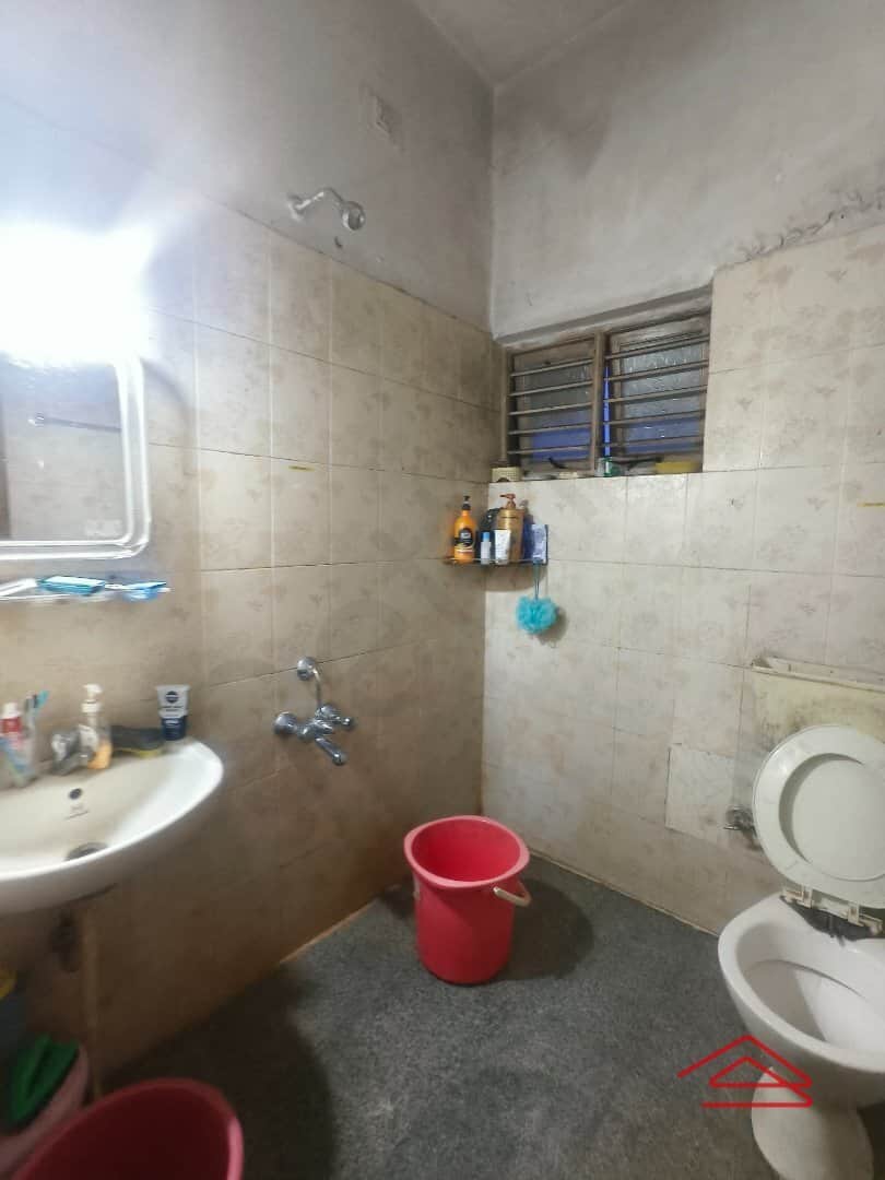 bathrooms-gPhL.jpg