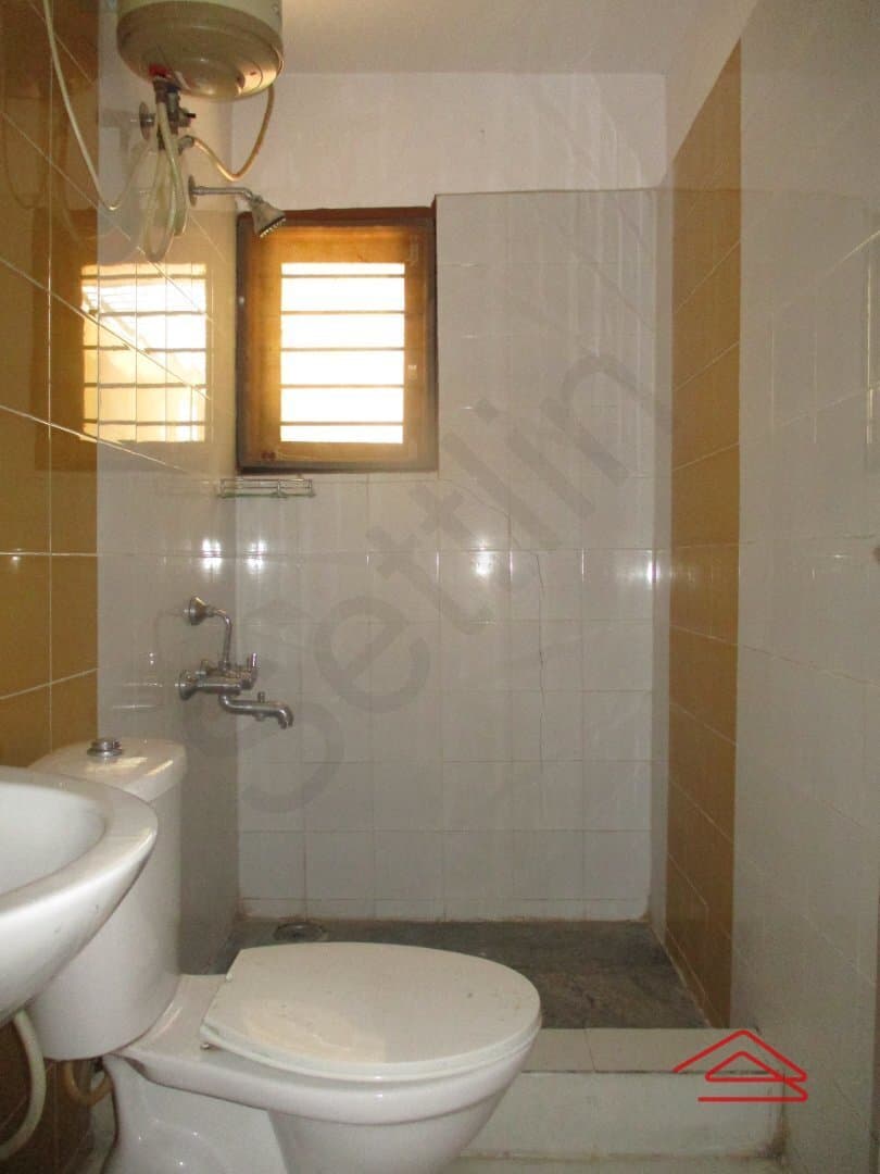 bathrooms-EWjr.jpg