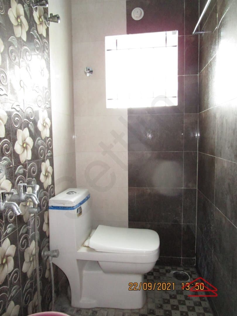 bathrooms-2j5H.jpg