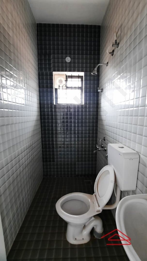 bathrooms-8G4a.jpg