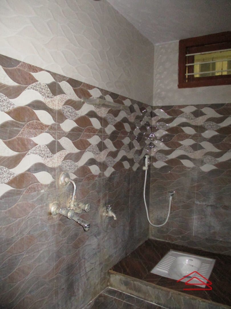 bathrooms-9qmL.jpg