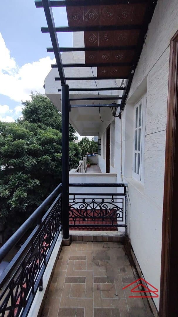 balconies-MiqH.jpg