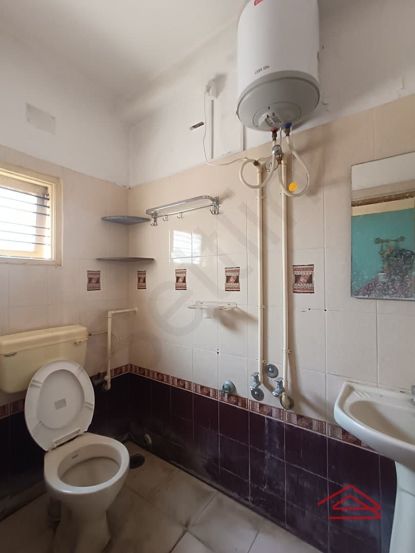 bathrooms-pYmX.jpg