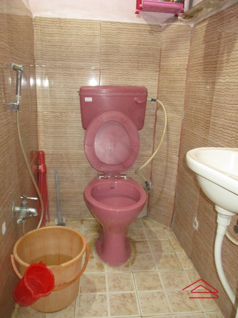 bathrooms-vybT.jpg
