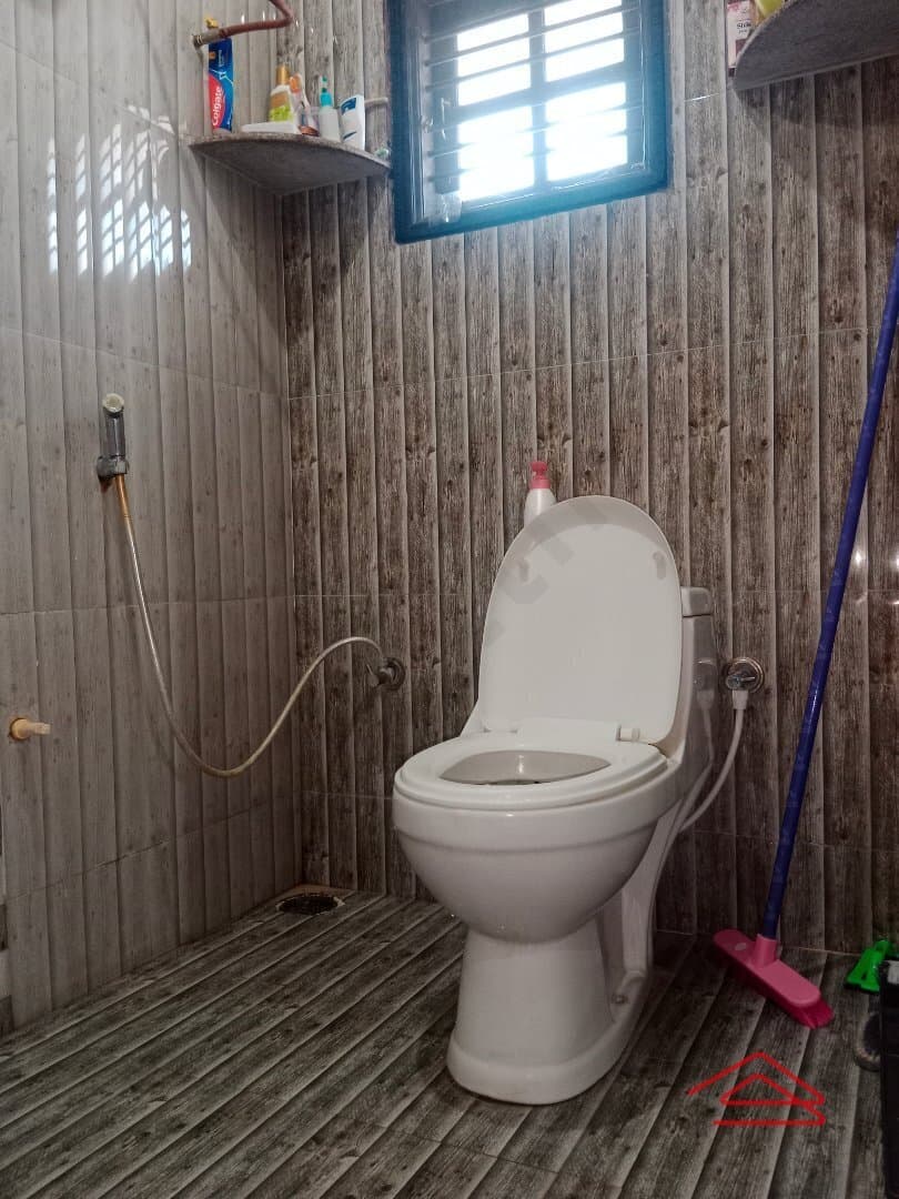 bathrooms-pq5L.jpg