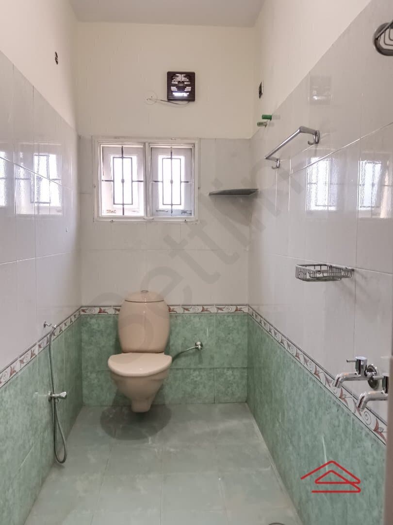 bathrooms-WHqR.jpg