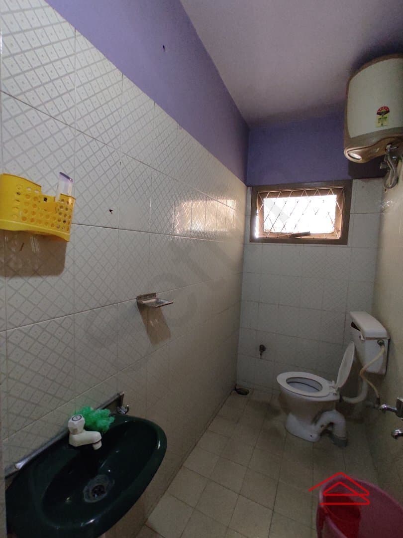 bathrooms-jNCs.jpg