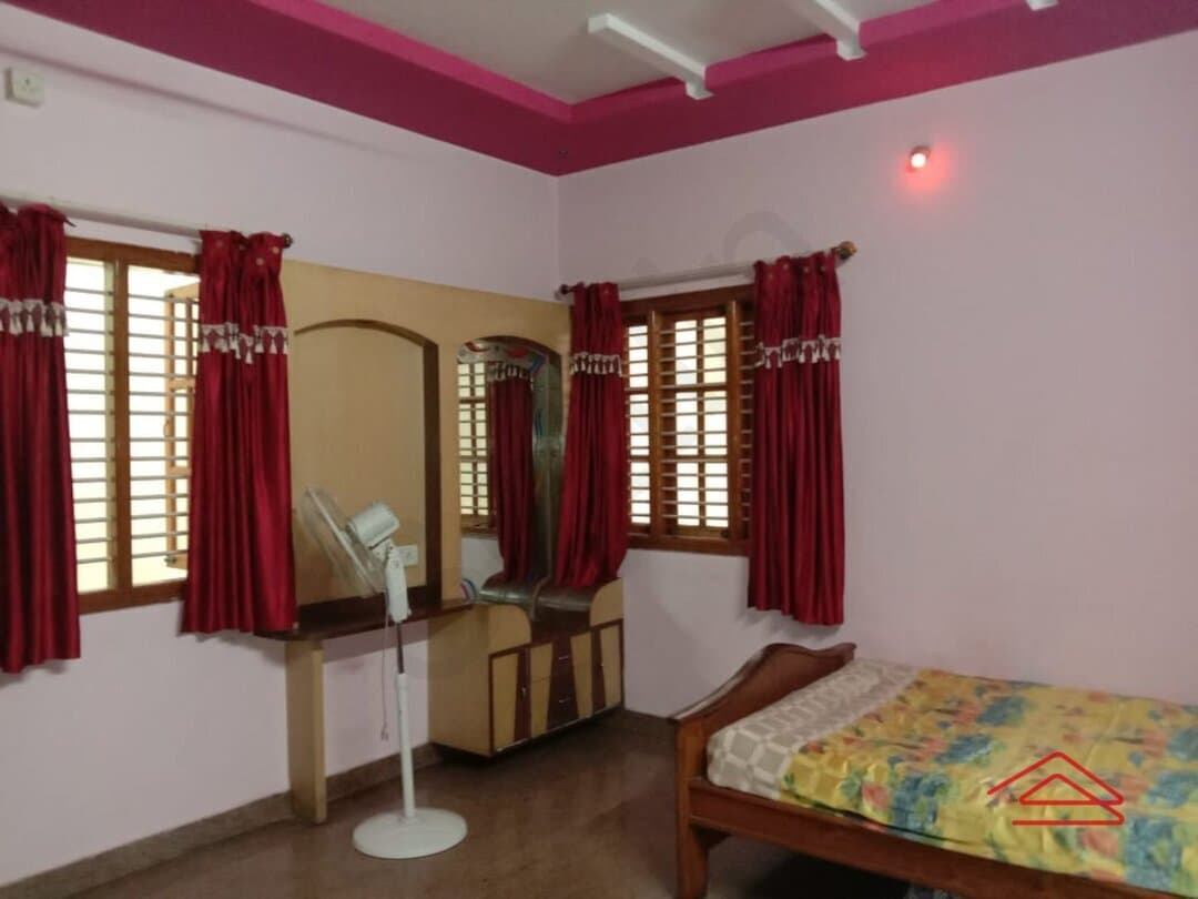bedrooms-3qw8.jpg
