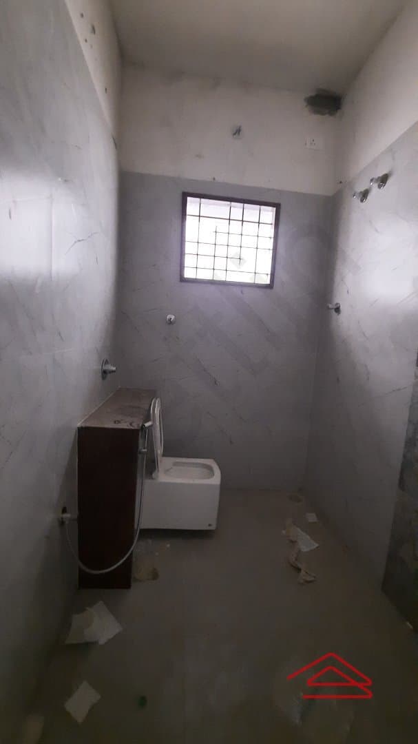 bathrooms-LCxq.jpg