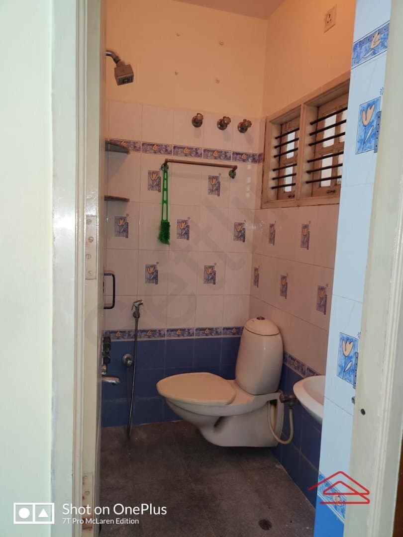bathrooms-qCuN.jpg
