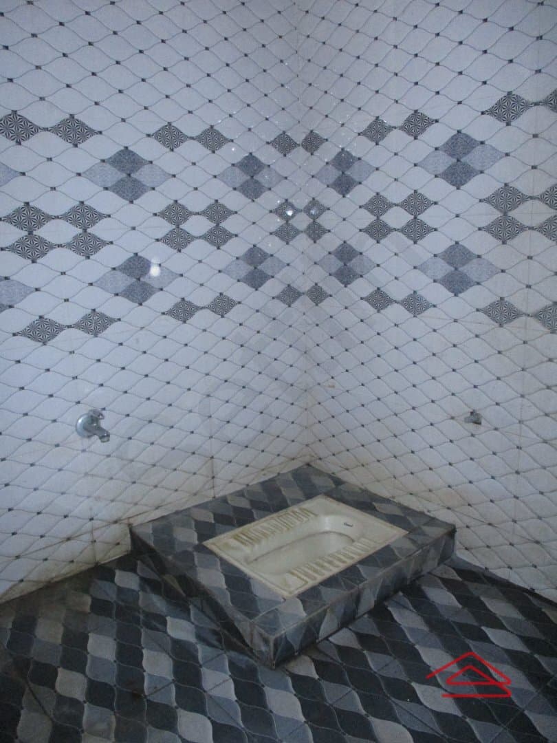 bathrooms-KkX4.jpg