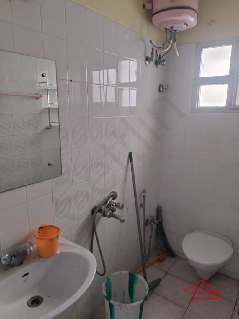 bathrooms-pzYg.jpg