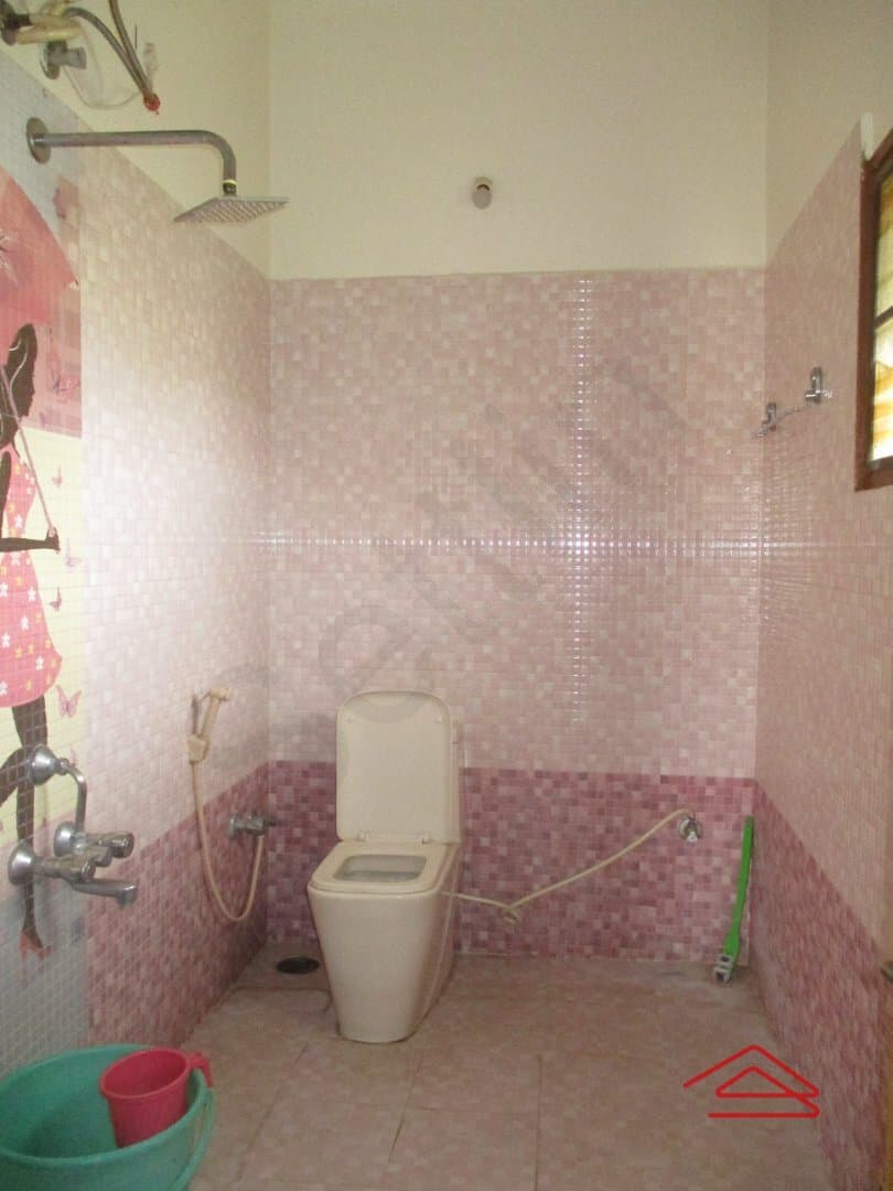 bathrooms-eX7Q.jpg