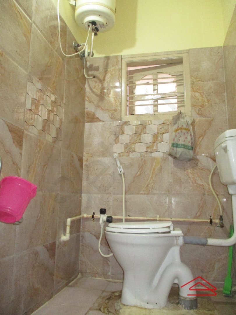 bathrooms-DqYr.jpg