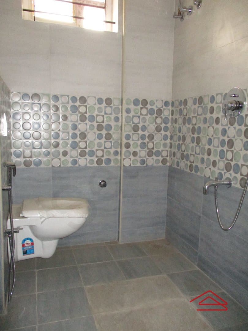 bathrooms-DydZ.jpg