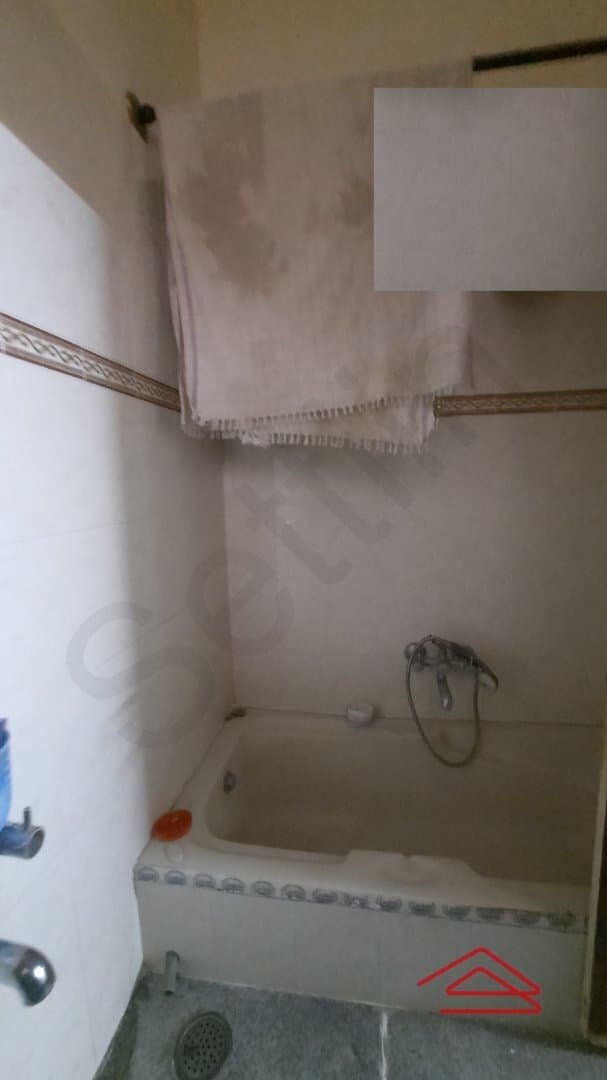 bathrooms-Gv93.jpg