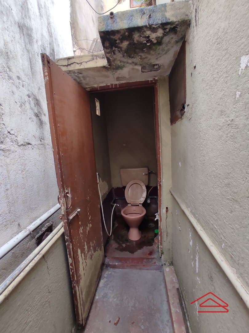 bathrooms-FGzv.jpg