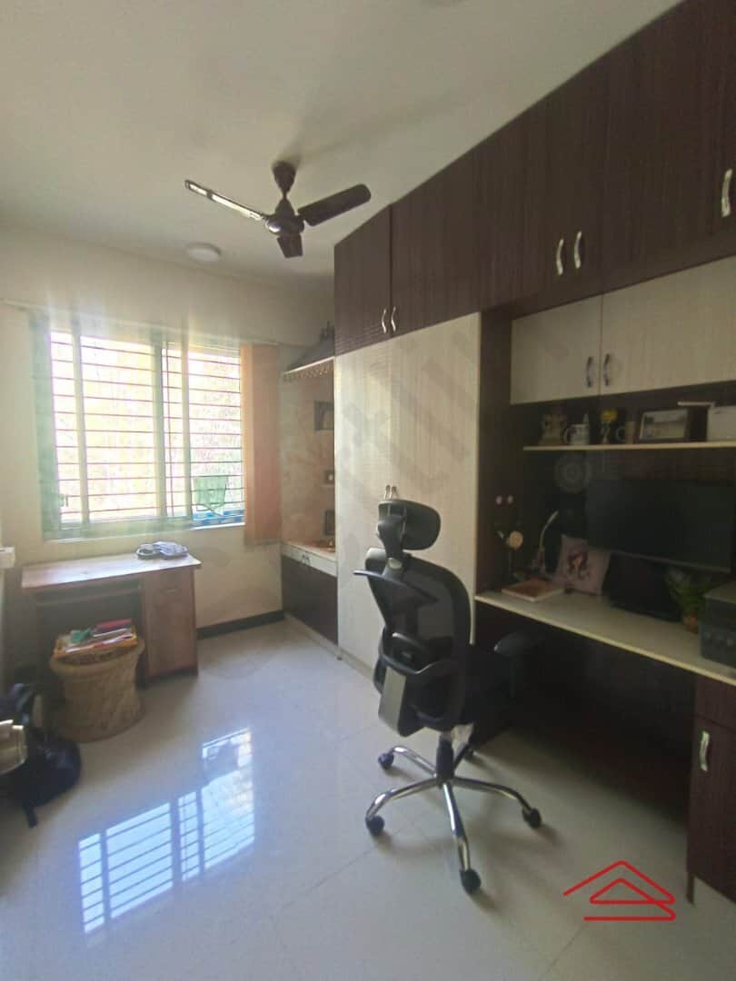 Study/Half Bedroom 1