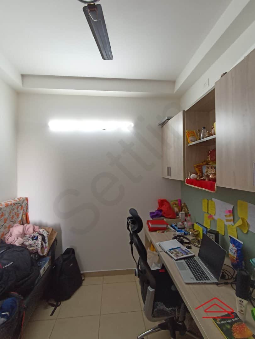 Study/Half Bedroom 1