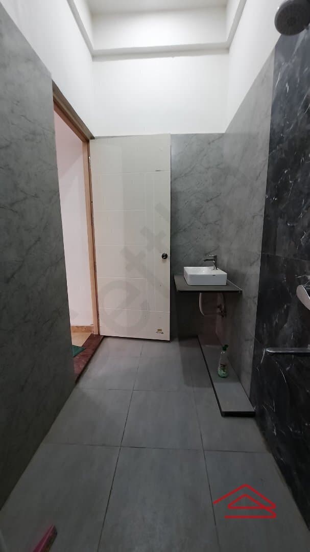 bathrooms-9YQ8.jpg