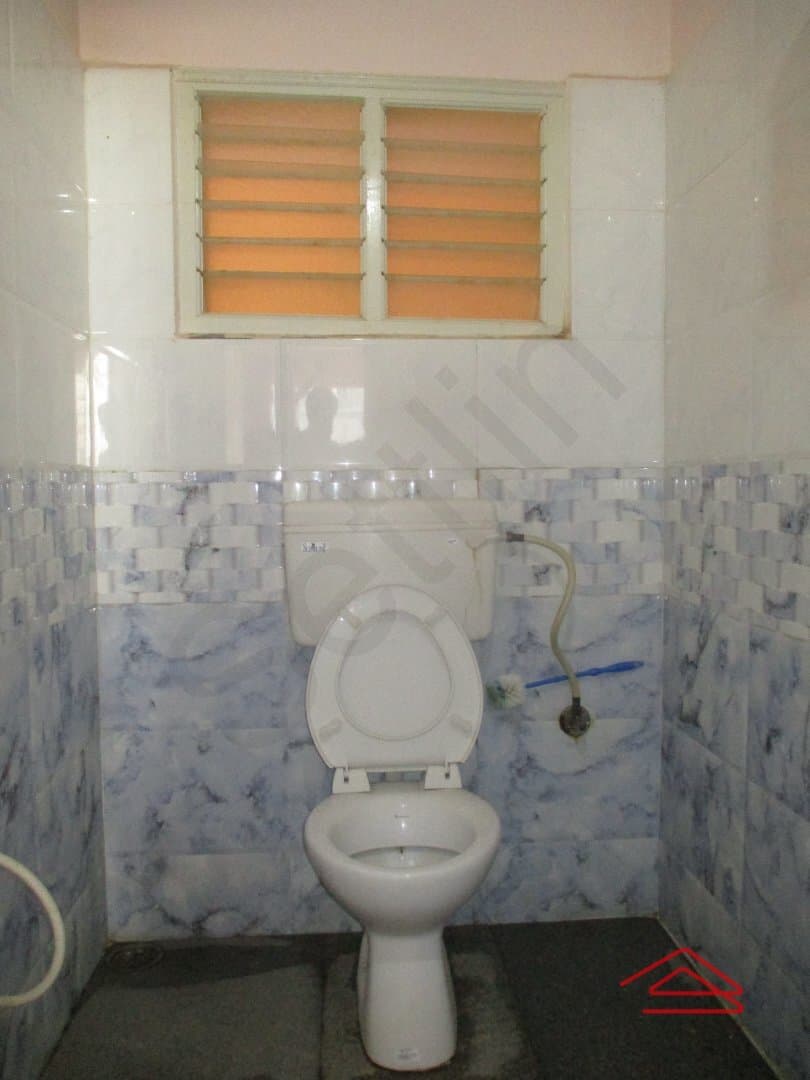 bathrooms-uHuo.jpg