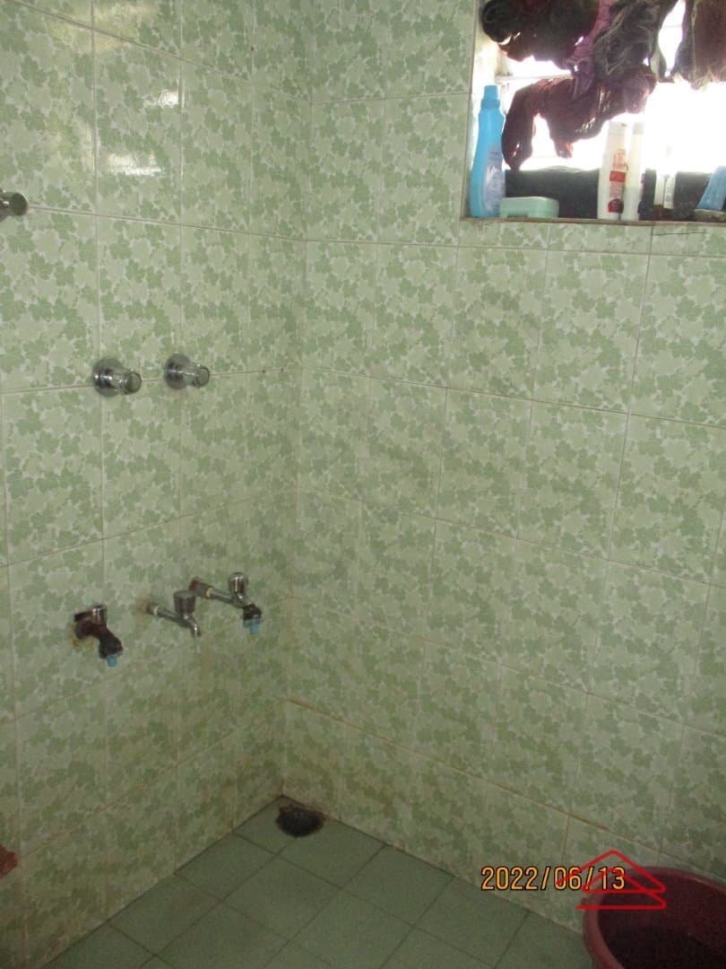 bathrooms-eSq6.jpg