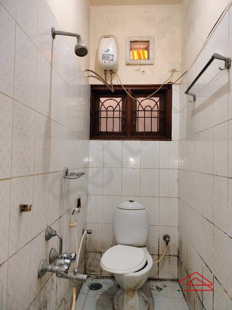 bathrooms-k8zB.jpg