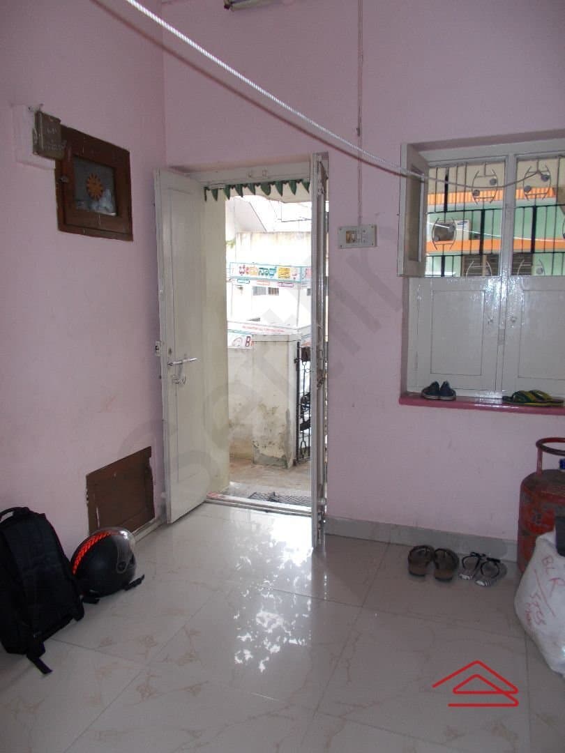 halls-CmoZ.jpg